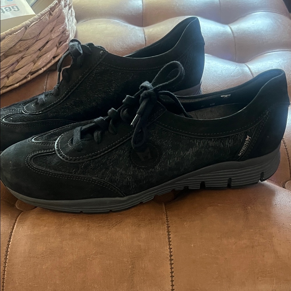 Last chance Mephisto Black Low-Profile Lace-Up Women's casual walking shoes 7.5